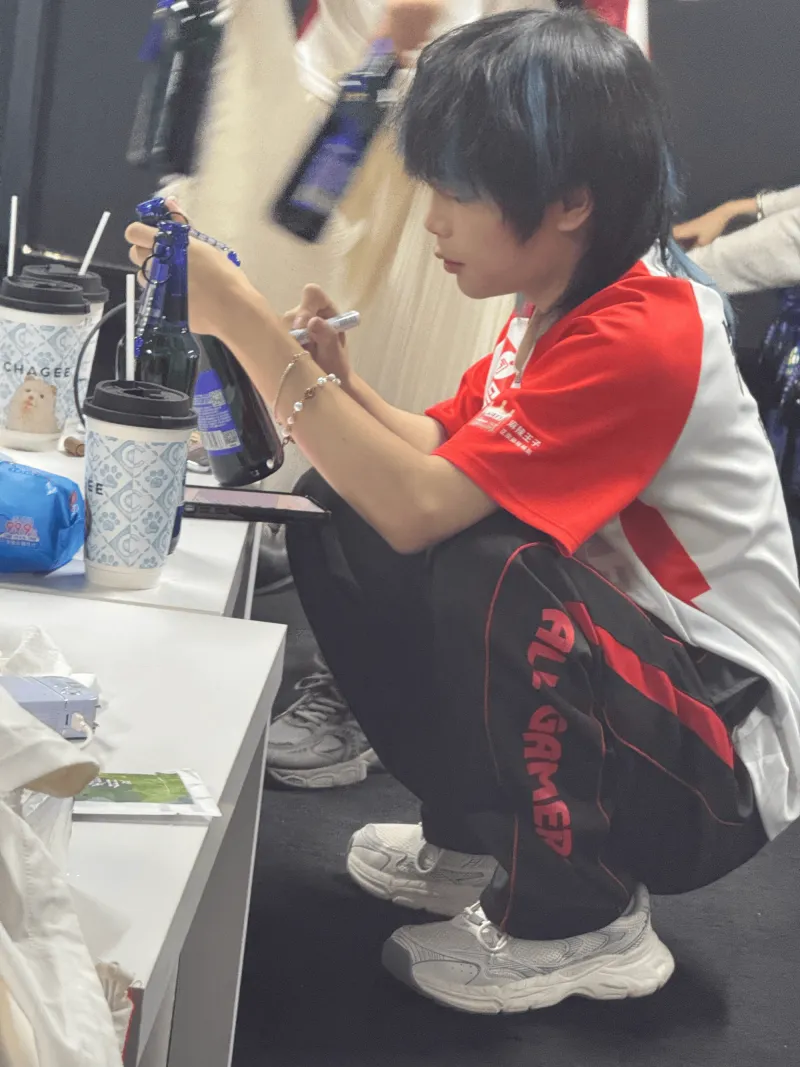 斗球直播-钟意发布照片：偷偷发一张被摄影师“偷拍”的图