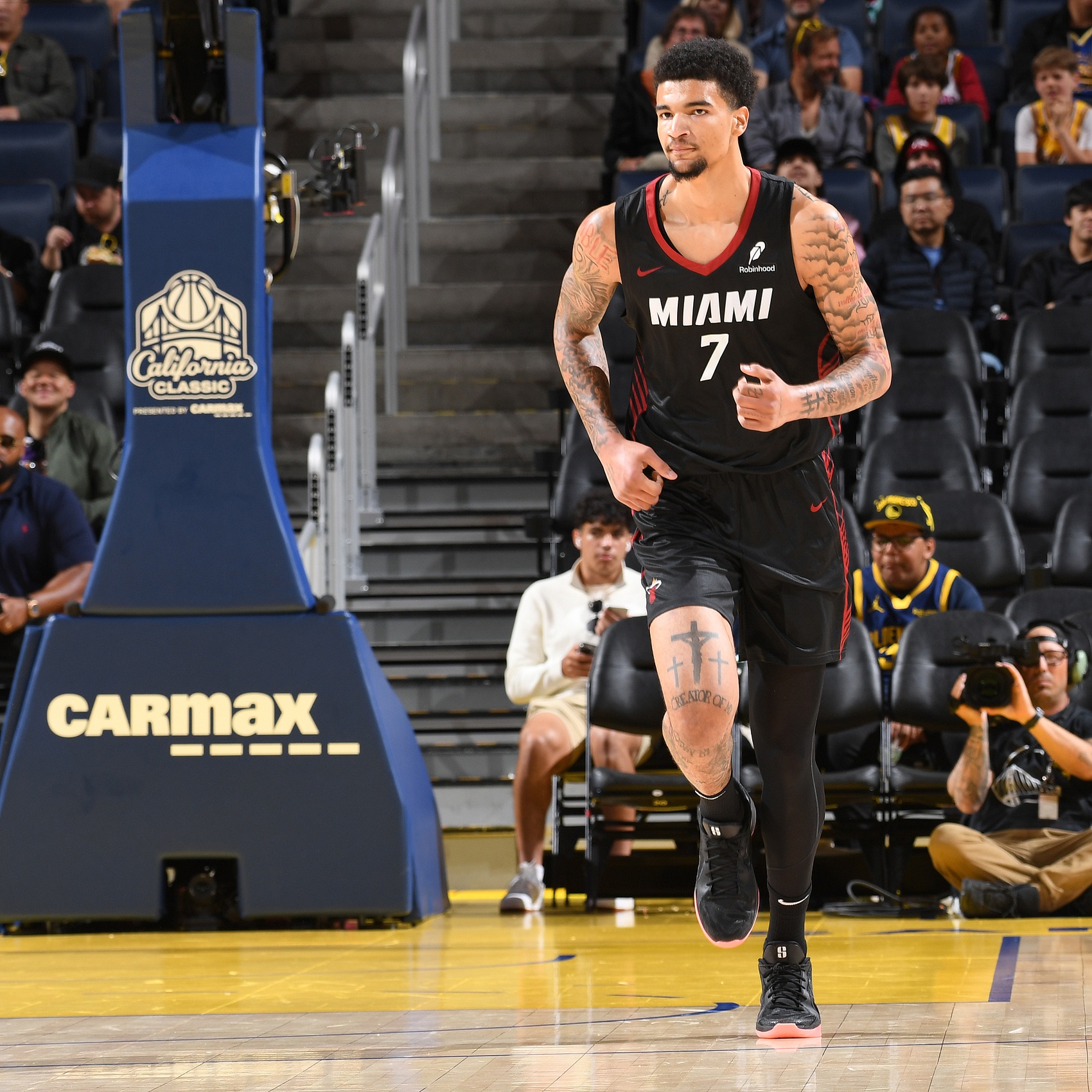 美女主播-Windhorst：热火拒绝交易韦尔 哈克斯职业态度引发管理层担忧