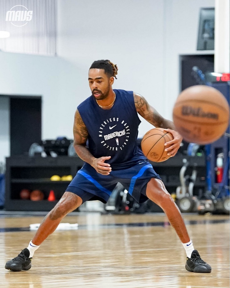 独行侠新援拉塞尔投入训练，官方发布多图展现季前备战状态