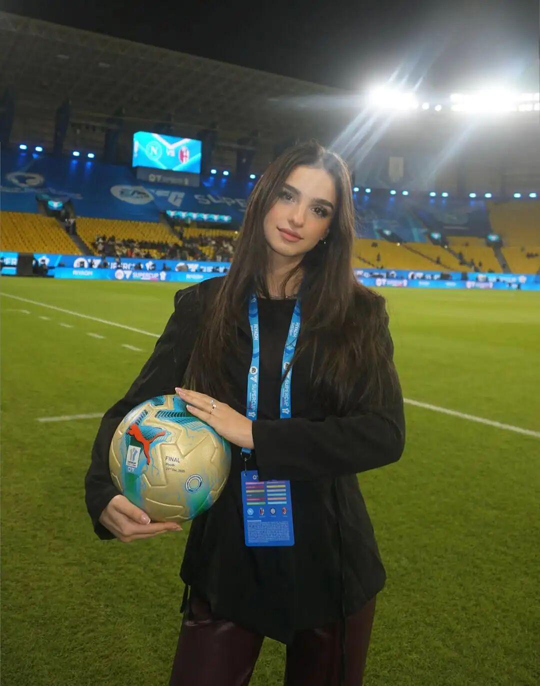 斗球直播-性感丨意甲场边有道风景线