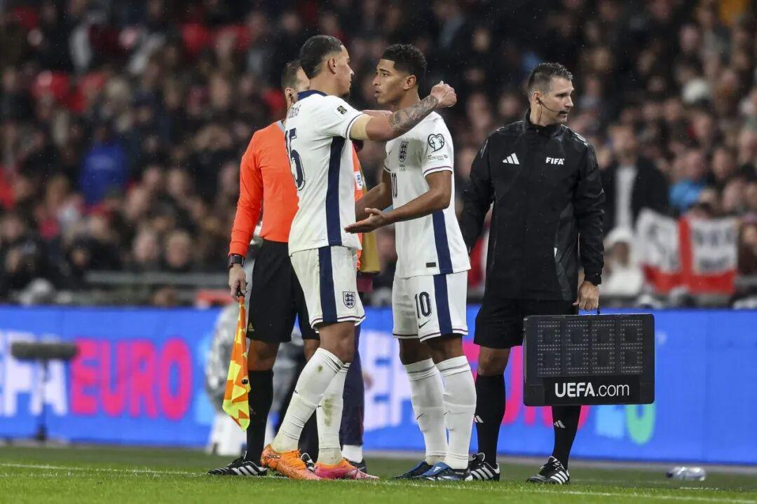 美女主播-维拉“寒王”，已进化成英超新型前腰代表